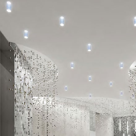 利用視覺元素傳達物流品牌的專業性和全球化